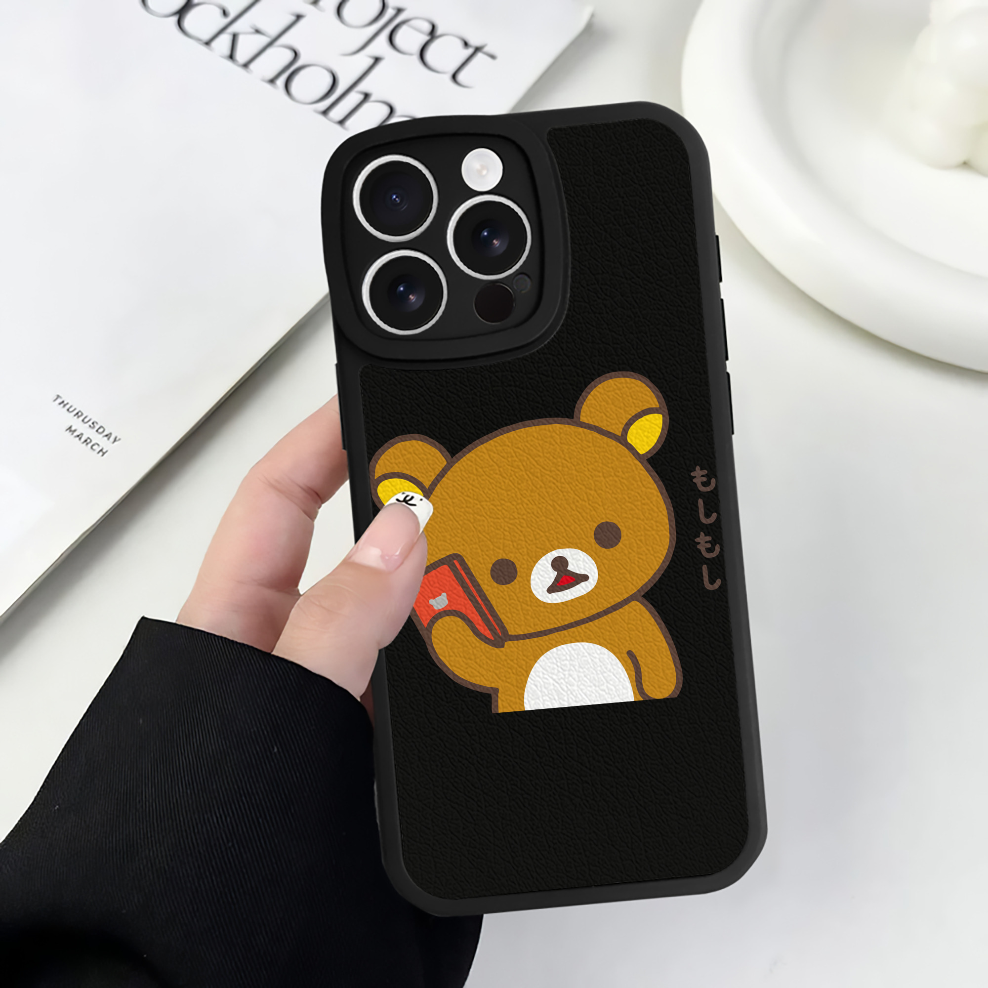 （画像用） リラックマ リラックマ キイロイトリ Rilakkuma Korilakkuma Kiiroitori 【iPhone 16シリーズ対応】シリコンスマホケース（レザー調） 材質：シリコン